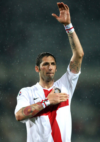 官方：瓦尔迪新赛季将穿克雷莫内塞10号球衣