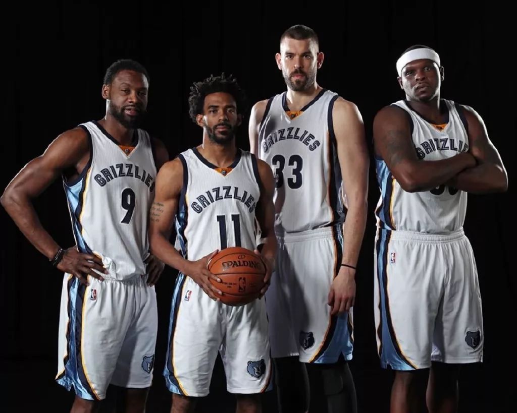NBA常规赛：快船126-113逆转尼克斯，哈登、小卡双核闪耀，快船升至西部第六
