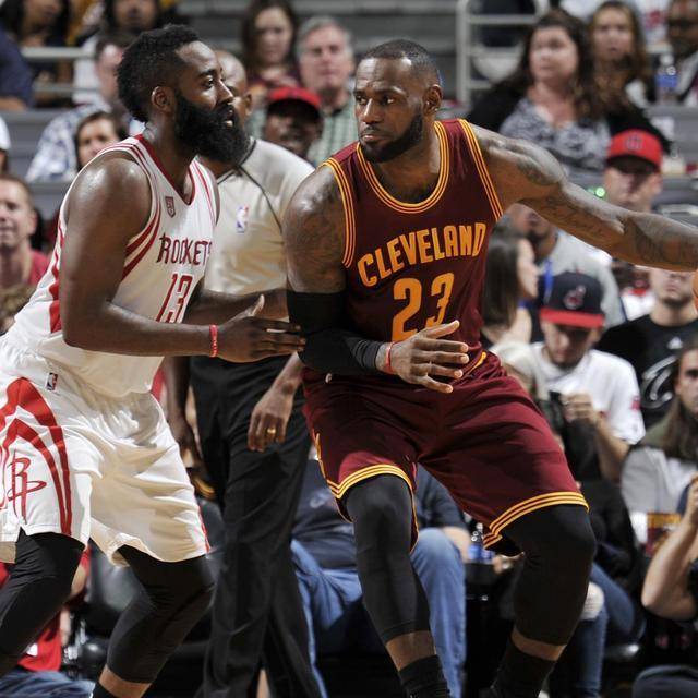 大谷翔平在 2021 年包揽银棒奖、MVP 并在全明星赛投打双修，被美媒评为“体育界最伟大的赛季”