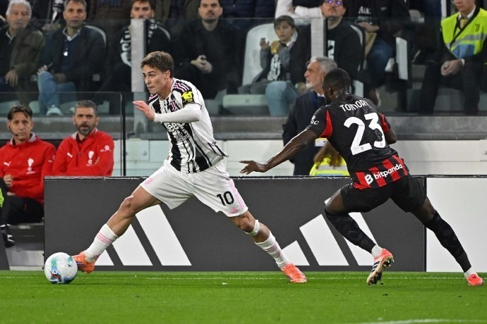 威少是少有的敢在空中多次挑战文班的存在