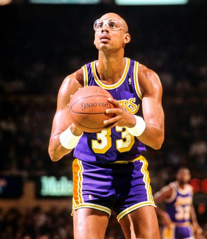 杜兰特篮下强打稳定胜局