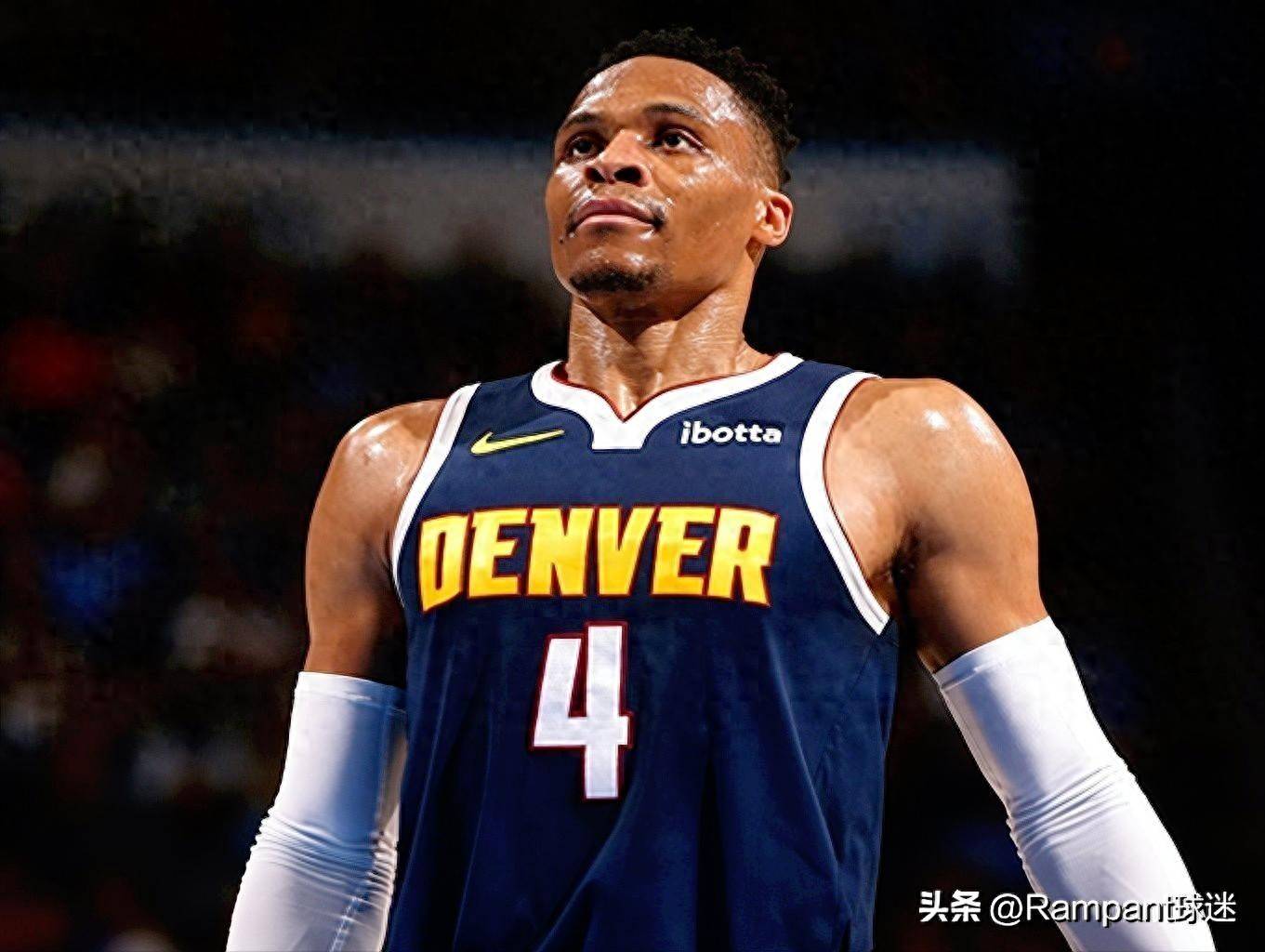 浙江男篮以55-54战胜深圳男篮，约翰逊和兰道夫贡献关键得分，浙江内线优势明显，深圳末节发力缩小分差，但最终惜败。