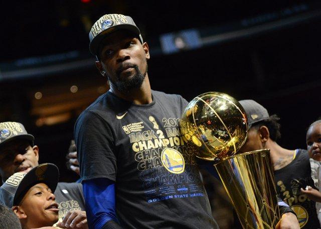 官方：中甲球队重庆铜梁龙签下前广州队后卫王文轩