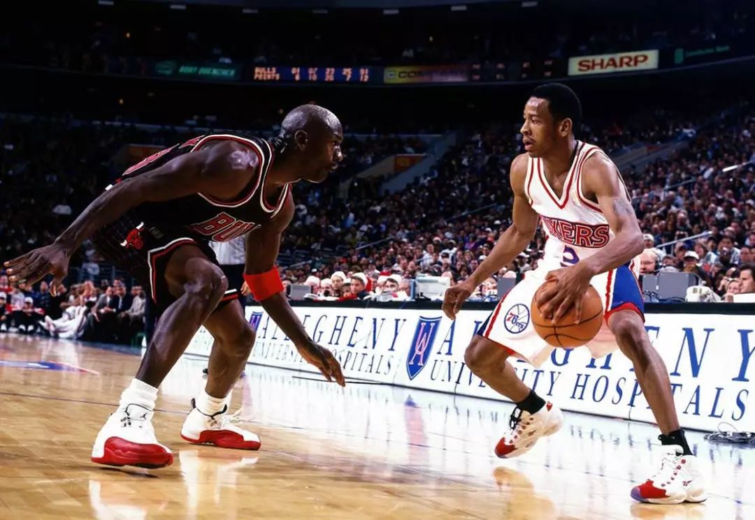 太阳报：里奇的主持人女友亮相米兰德比，透视装造型引发热议